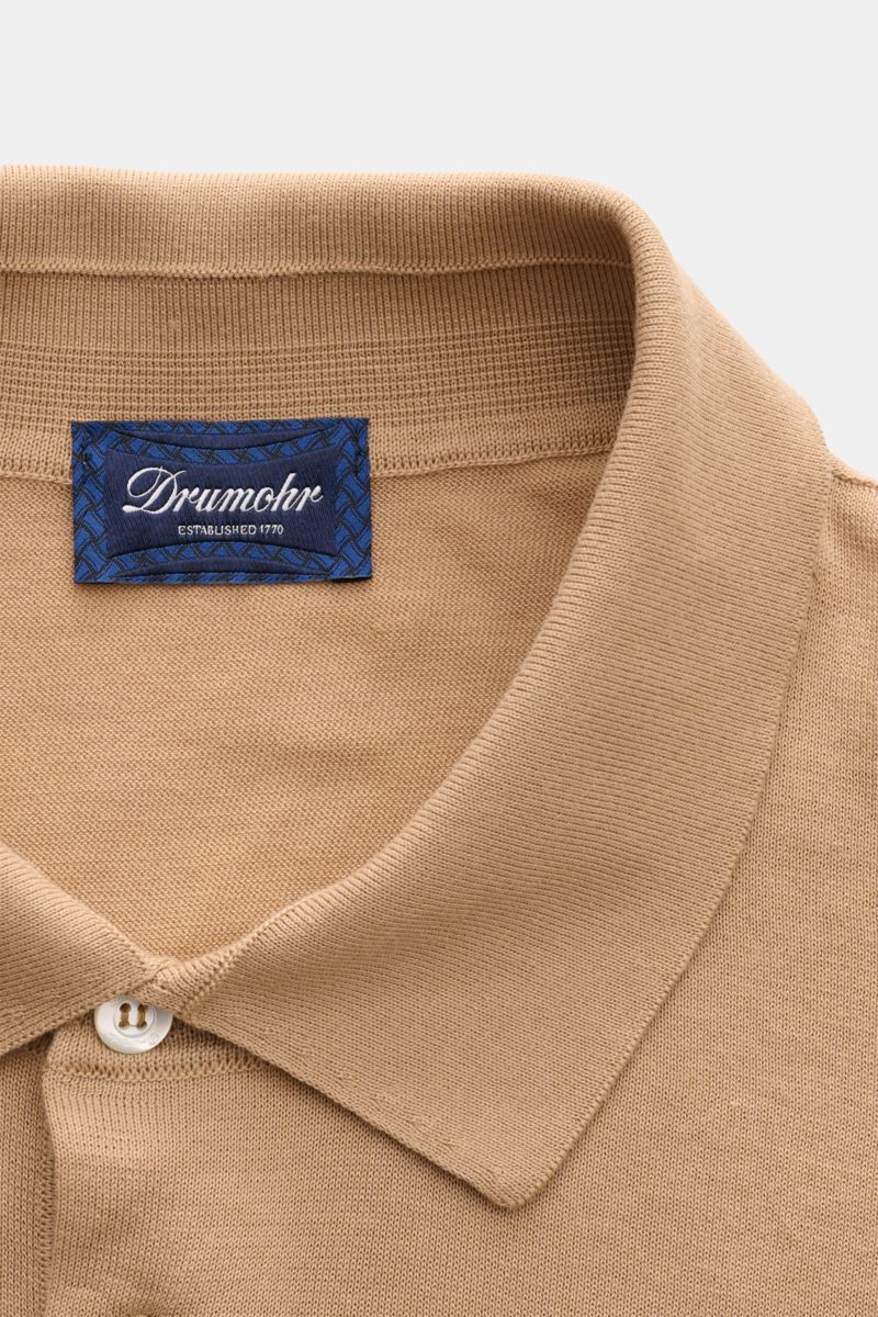 Drumohr Kurzarm-Strickpolo hellbraun aus feiner Baumwolle, Slim Fit, Polokragen, Drei-Knopf-Leiste, elastische Bündchen, Detailfoto von oben.