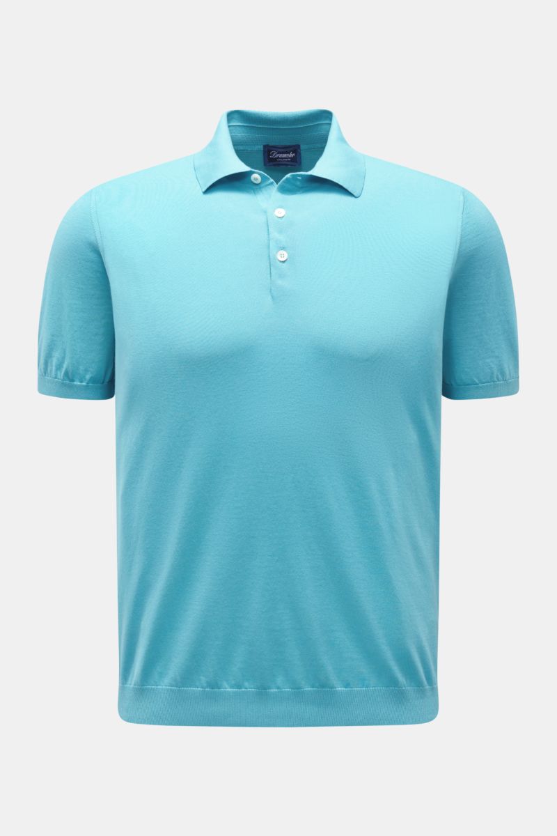 Drumohr Kurzarm-Strickpolo azurblau, Slim Fit, feiner Baumwoll-Feinstrick, Polokragen, Drei-Knopf-Leiste, elastische Rippbündchen, frontal fotografiert.