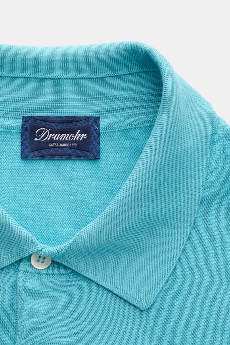 Nahaufnahme von Drumohr Kurzarm-Strickpolo azurblau, feiner Baumwoll-Feinstrick mit Polokragen, drei Knöpfen und weichem Griff.