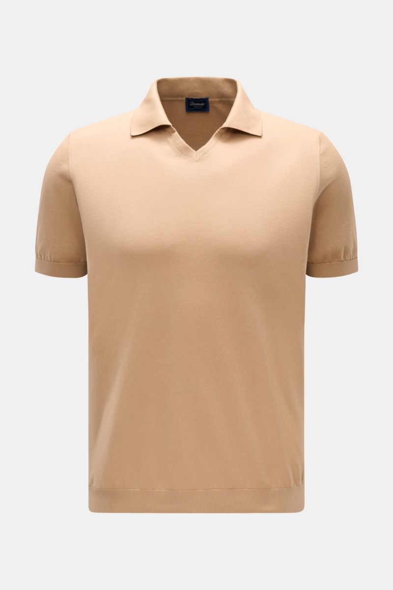 Front view of Drumohr Short sleeve knit polo light brown, Italian-made, fine cotton knit, soft feel, regular fit, open collar placket, elastic ribbed bands. 

Description: A fine essential from label DRUMOHR: This Italian-made short sleeve knit polo is