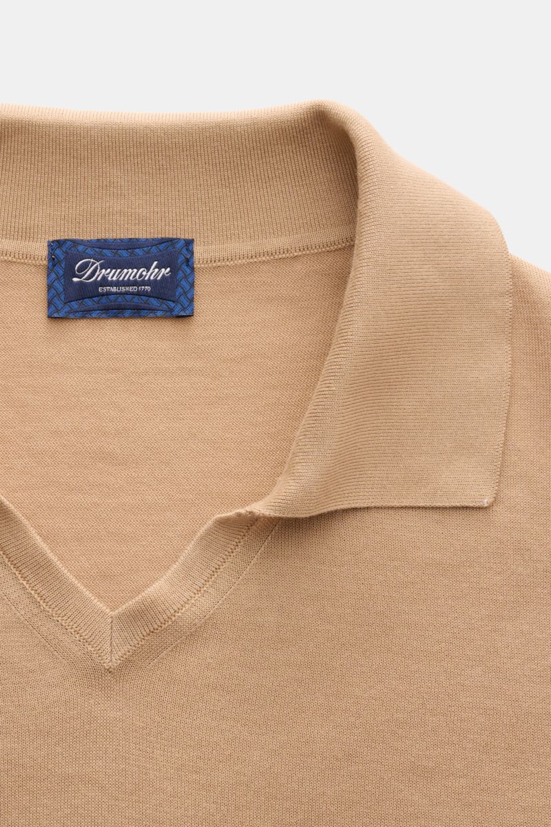 Close-up front view of Drumohr Short sleeve knit polo light brown showing fine knit cotton fabric, open collar placket, and soft texture.

Description: A fine essential from label DRUMOHR: This Italian-made short sleeve knit polo is made of comfortably