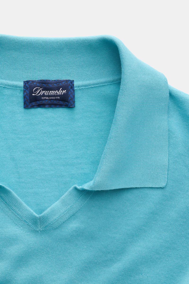Close-up top-down view of the Drumohr Short sleeve knit polo blue, showing its fine knit cotton fabric, open collar placket, and ribbed collar.

Description: 
A fine essential from label DRUMOHR: This Italian-made short sleeve knit polo is made of comf
