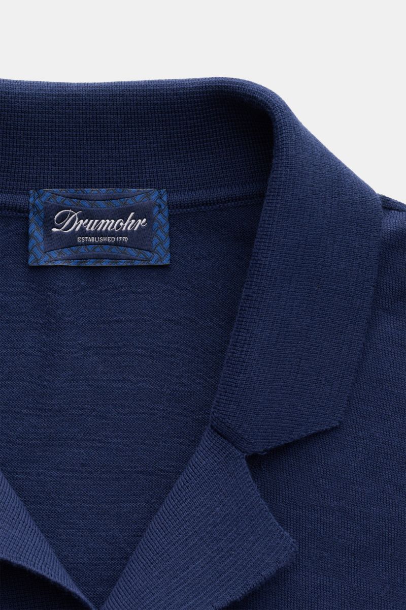 Close-up front view of the Cuban collar on the Drumohr Short sleeve knit shirt dark blue, showcasing pure cotton knit fabric with a very soft feel, regular fit, and straight hem. Stylish casual look: This knit shirt by DRUMOHR is a versatile piece for you