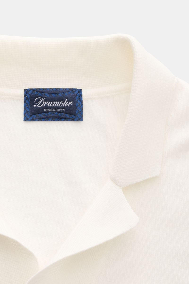 Close-up front view of Drumohr Short sleeve knit shirt off-white with Cuban collar, showcasing pure cotton fabric and soft texture. Stylish casual look: This knit shirt by DRUMOHR is a versatile piece for your spring wardrobe. Pure cotton, very soft feel,
