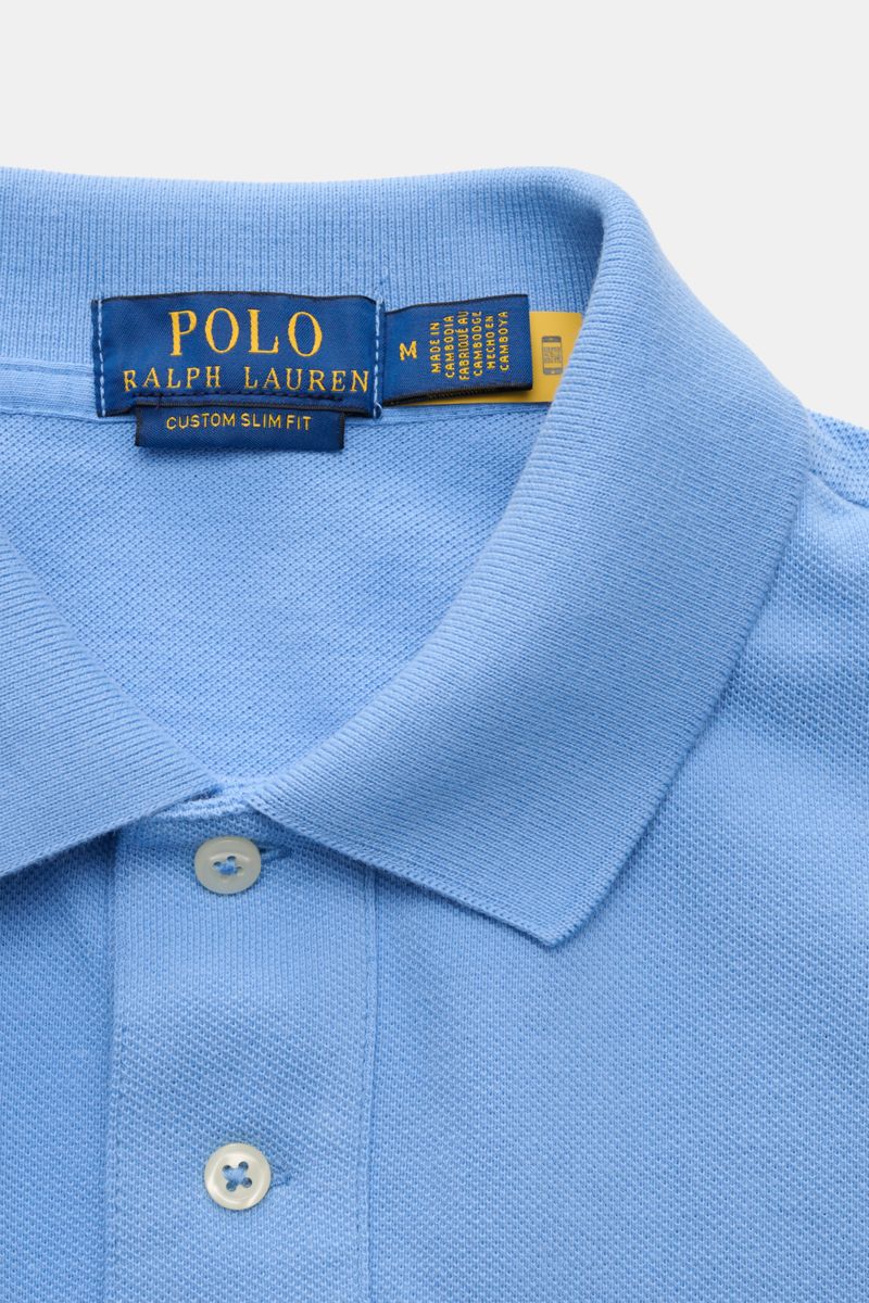 Polo Ralph Lauren Poloshirt hellblau im Nahaufnahme von oben, Slim Fit aus reiner Baumwolle mit feiner Piqué-Struktur, Polokragen, Zwei-Knopf-Leiste und Logo-Stitching.
