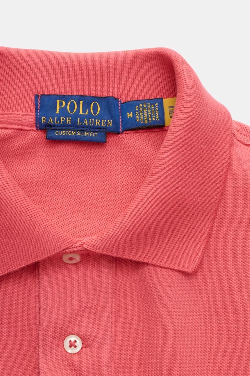 Polo Ralph Lauren Poloshirt koralle in Slim Fit, reine Baumwoll-Piqué, Polokragen, Zwei-Knopf-Leiste, Detailansicht von oben.