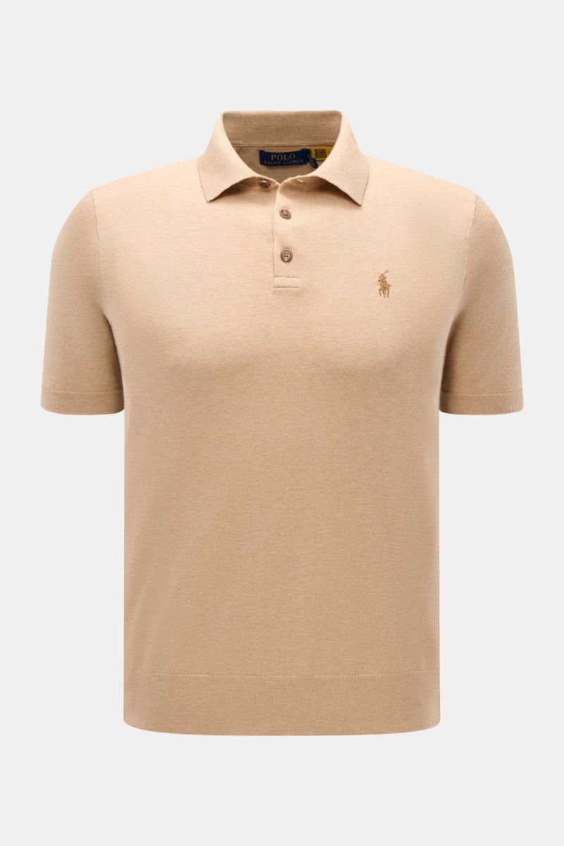Front view of Polo Ralph Lauren Kurzarm-Strickpolo beige meliert, a slim fit short-sleeve knit polo with soft cotton, elastic cuffs and waistband, three-button placket, typical polo collar, and logo stitching.

Sommerlicher Klassiker: Das Kurzarm-Stric