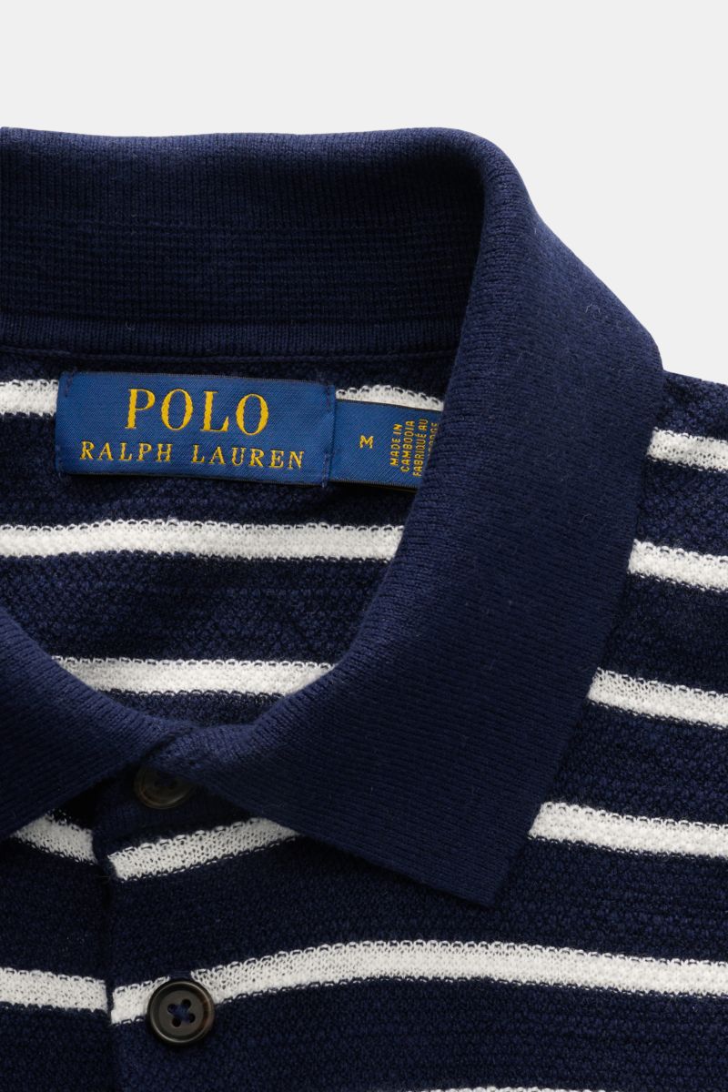 Close-up front view of Polo Ralph Lauren Kurzarm-Strickpolo navy/weiß gestreift showing navy collar, buttons, and stripes. Maritimer Blickfang: Das Kurzarm-Strickpolo von POLO RALPH LAUREN ergänzt warme Tage mit hohem Tragekomfort und stilvoller Ausstrahl