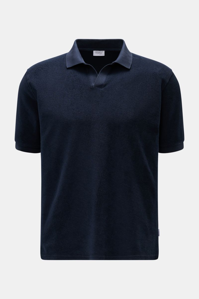 Frontale Nahaufnahme des 04651/ A trip in a bag Frottee-Poloshirt 'Terry Johnny' navy, kurzarm aus Baumwoll-Frottee mit Polokragen.