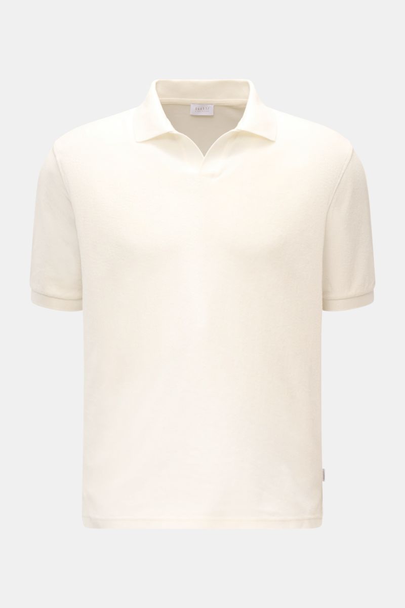 Frontale Aufnahme des offwhite 04651/ A trip in a bag Frottee-Poloshirts 'Terry Johnny' mit kurzem Arm, Polokragen und Baumwoll-Frottee.