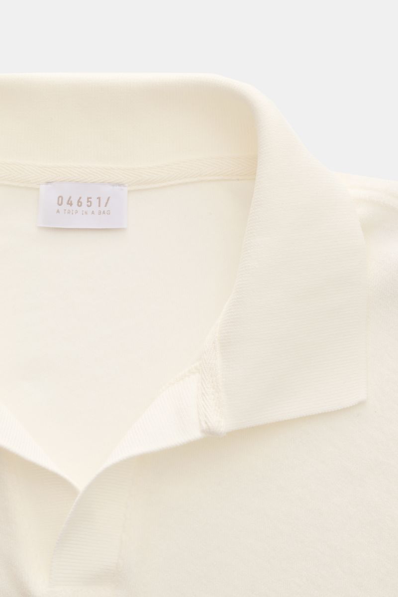 Nahaufnahme des offwhite 04651/ A trip in a bag Frottee-Poloshirt 'Terry Johnny' mit typischem Polokragen und offener Kragenleiste aus Baumwoll-Frottee.