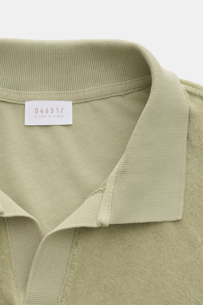 Nahaufnahme des salbei-farbenen 04651/ A trip in a bag Frottee-Poloshirts 'Terry Johnny' mit Polokragen, offener Kragenleiste und weichem Baumwoll-Frottee.