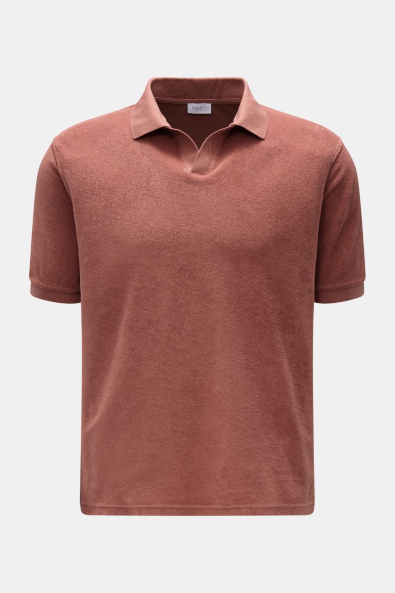 Frontansicht des 04651/ A trip in a bag Frottee-Poloshirts 'Terry Johnny' rostbraun, Kurzarm, Baumwoll-Frottee, Regular Fit, Polokragen, offene Leiste.