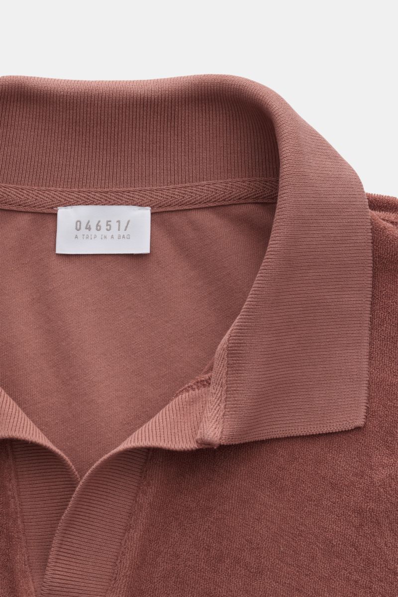 Nahaufnahme aus schräger Draufsicht des 04651/ A trip in a bag Frottee-Poloshirt 'Terry Johnny' rostbraun mit Polokragen, offener Leiste und Baumwoll-Frottee.