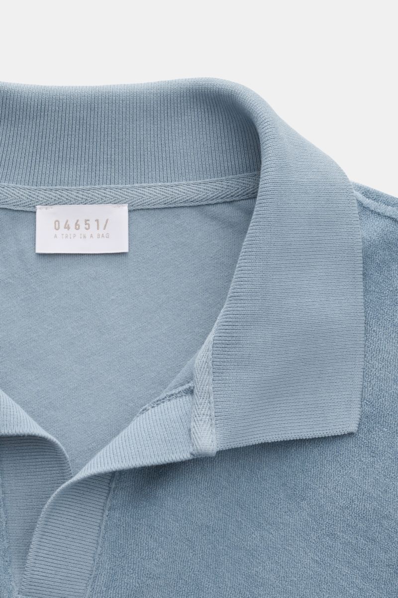 Close-up front view of the 04651/ A trip in a bag Terry polo shirt 'Terry Johnny' smoky blue showing the collar and label. Holiday feel you can wear: This short sleeve polo shirt in comfortable cotton terry by 04651/ A TRIP IN A BAG is a casual and comfor