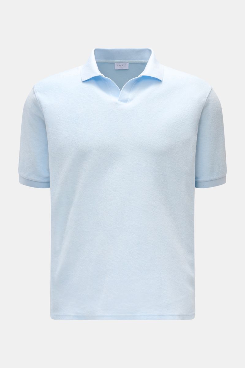 Front view of the 04651/ A trip in a bag Terry polo shirt 'Terry Johnny' pastel blue, short sleeve, cotton terry, soft feel, regular fit.

Description: Holiday feel you can wear: This short sleeve polo shirt in comfortable cotton terry by 04651/ A TRIP