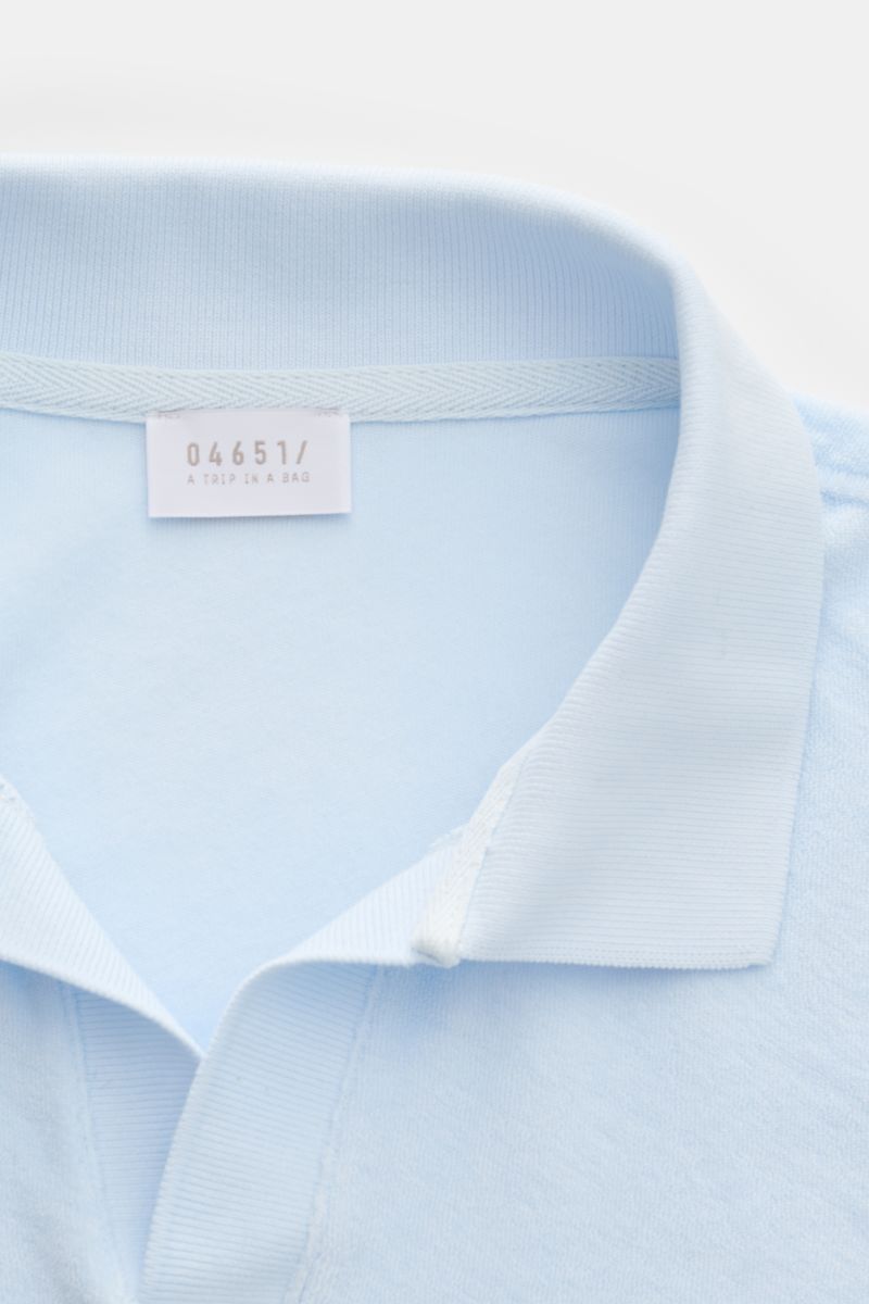 Close-up front view of 04651/ A trip in a bag Terry polo shirt 'Terry Johnny' pastel blue, short sleeve cotton terry, regular fit collar.

Description: Holiday feel you can wear: This short sleeve polo shirt in comfortable cotton terry by 04651/ A TRIP