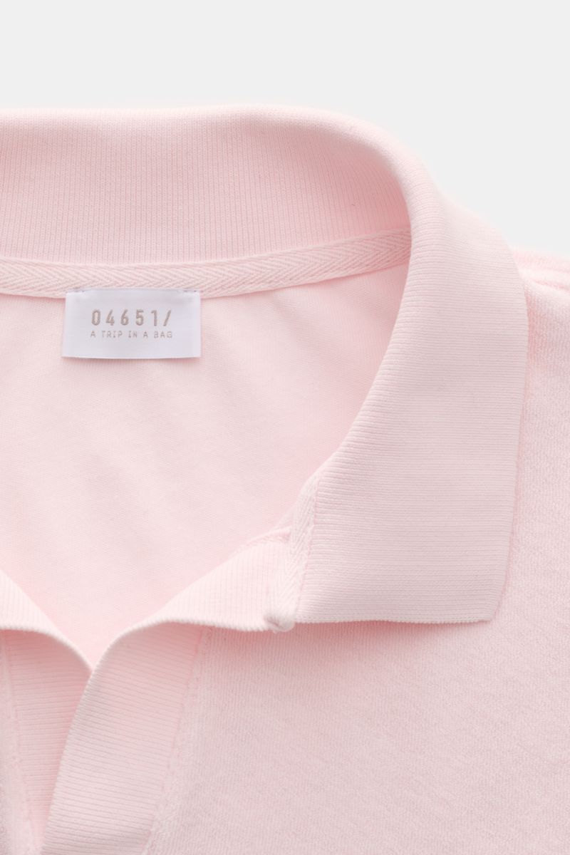 Close-up front top view of the 04651/ A trip in a bag Terry polo shirt 'Terry Johnny' rose, showing its soft cotton terry fabric and signature collar.

Description: Holiday feel you can wear: This short sleeve polo shirt in comfortable cotton terry by 