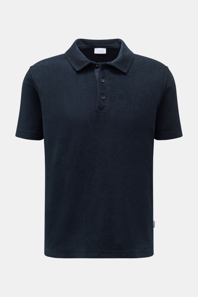 Frontale Nahaufnahme des navy 04651/ A trip in a bag Frottee-Poloshirt 'Terry Polo' aus reiner Baumwolle mit Polokragen, Knopfleiste, Regular Fit.