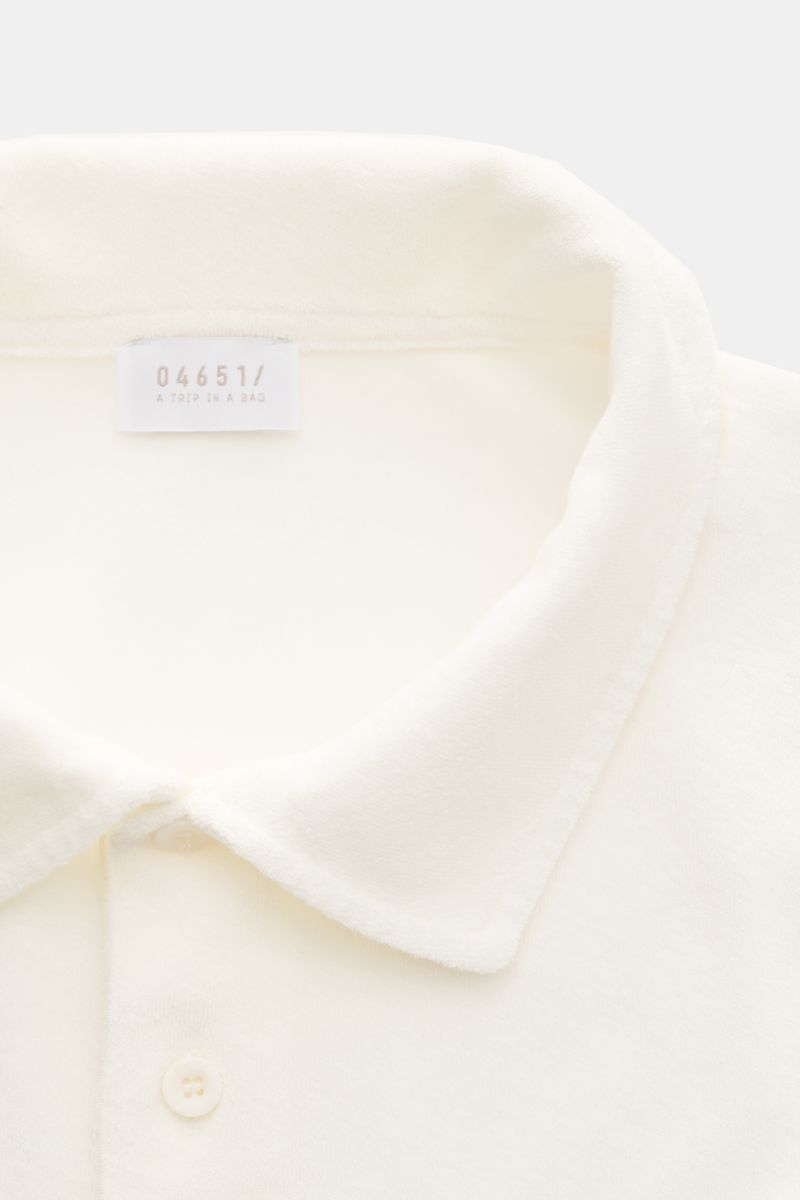Nahaufnahme von 04651/ A trip in a bag Frottee-Poloshirt 'Terry Polo' offwhite aus reiner Baumwolle, Regular Fit mit Polokragen und Knopfleiste.