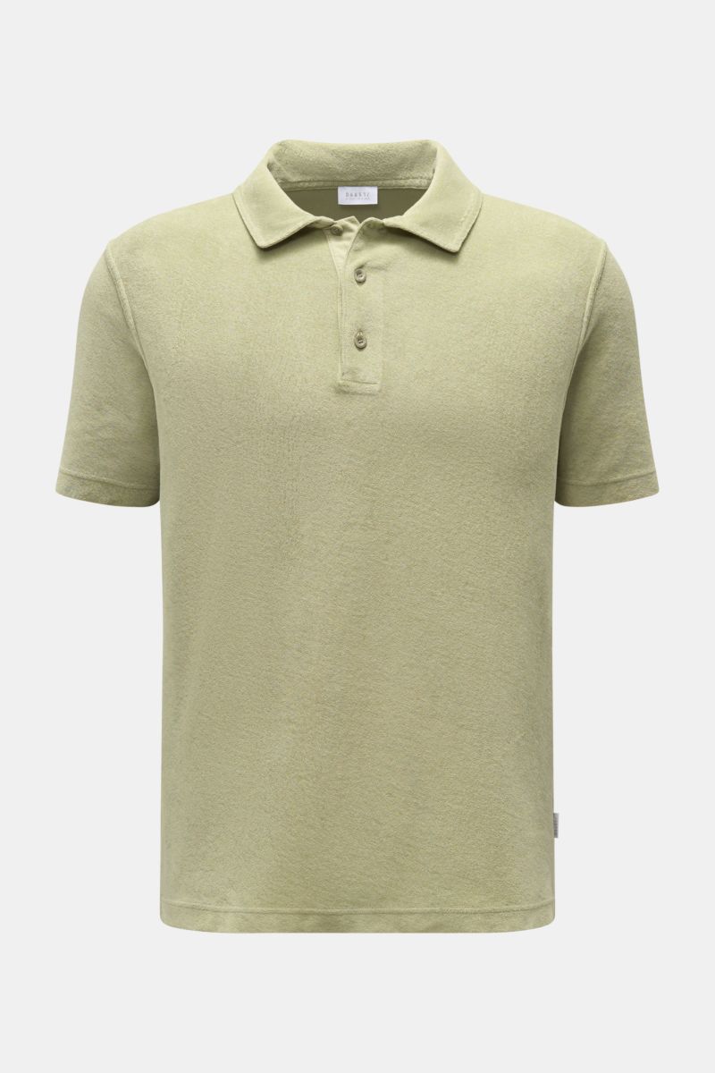 Frontale Nahaufnahme des 04651/ A trip in a bag Frottee-Poloshirt 'Terry Polo' salbei aus weichem Baumwollfrottee mit Polokragen, Knopfleiste und kurzem Ärmel.