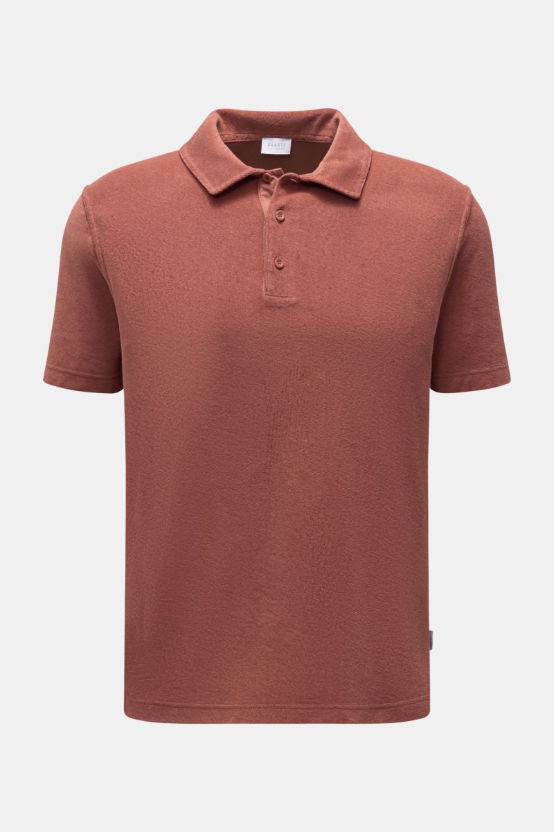 04651/ A trip in a bag Frottee-Poloshirt 'Terry Polo' rostbraun in Frontansicht, aus reiner Baumwolle, Regular Fit mit Polokragen und kurzer Knopfleiste.