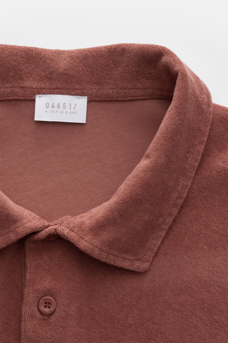Close-up-Ansicht des 04651/ A trip in a bag Frottee-Poloshirt 'Terry Polo' rostbraun aus reiner Baumwolle mit Polokragen und Knopfleiste, weicher Griff.