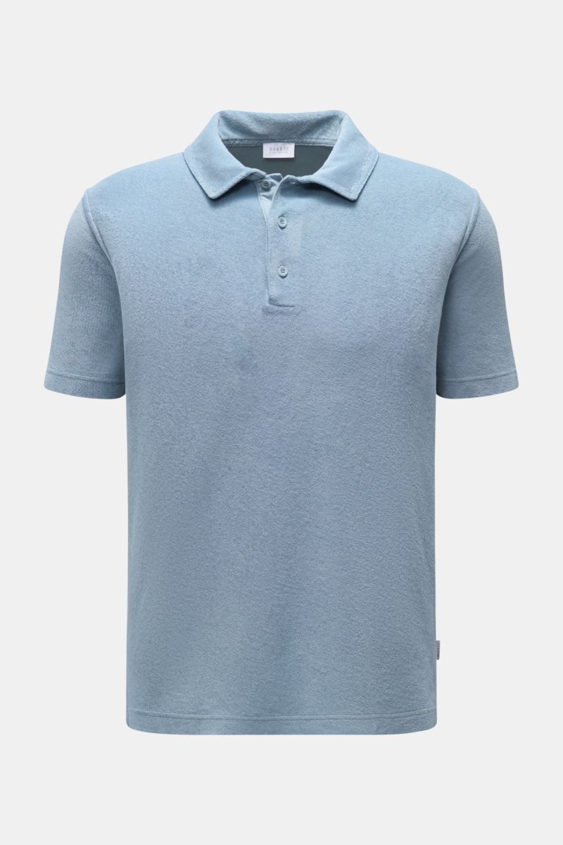 Frontansicht des rauchblauen 04651/ A trip in a bag Frottee-Poloshirts 'Terry Polo' aus reiner Baumwolle mit Polokragen, Knopfleiste, Regular Fit, weichem Griff, kleinem Weblabel und kurzen Saumschlitzen.
