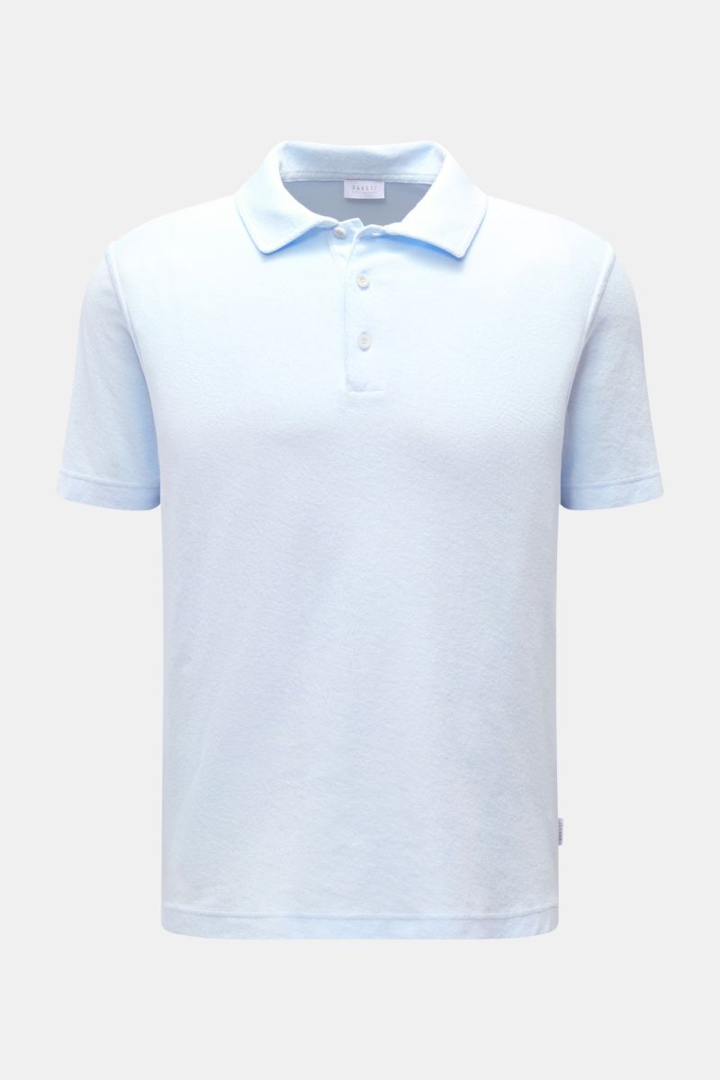 Frontale Aufnahme des 04651/ A trip in a bag Frottee-Poloshirts 'Terry Polo' hellblau aus reiner Baumwolle mit Polokragen, Knopfleiste, Regular Fit.