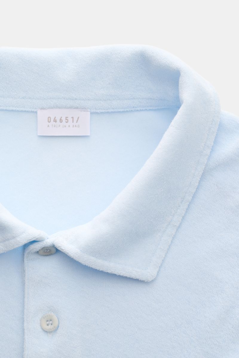 Hellblaues 04651/ A trip in a bag Frottee-Poloshirt 'Terry Polo' aus Baumwolle, Regular Fit, Polokragen, Knopfleiste, Nahaufnahme von oben.