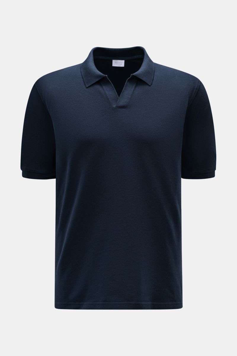 Frontansicht des navyfarbenen 04651/ A trip in a bag Poloshirt 'Johnny' mit offenem Kragen, Piqué-Baumwolle, Regular Fit, kurzen Ärmeln.
