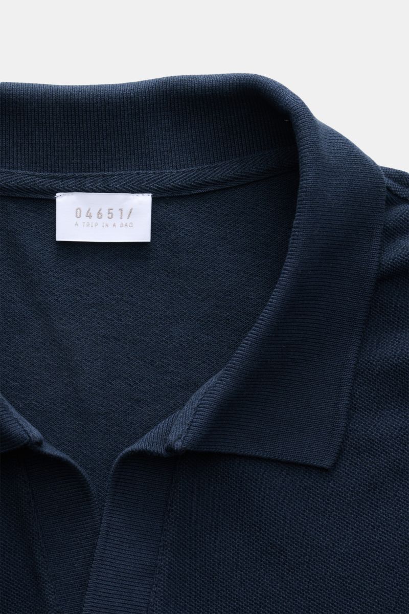 Nahaufnahme aus schräger Perspektive des navyfarbenen 04651/ A trip in a bag Poloshirt 'Johnny' mit offenem Kragen aus reiner Baumwolle.