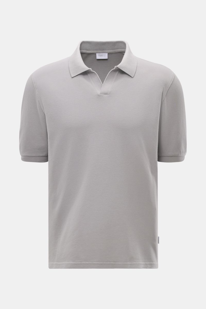 Front view of the 04651/ A trip in a bag Polo shirt 'Johnny' grey, a pure piqué cotton polo with open collar.

For relaxed casual looks: 04651/ A TRIP IN A BAG brings a relaxed summer vibe to your wardrobe with this pure cotton polo shirt featuring a m