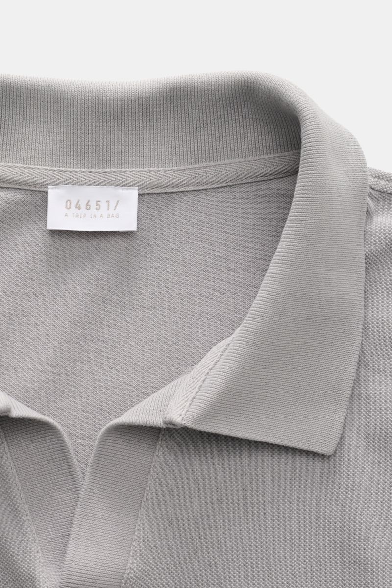 Close-up top-down view of the collar and label of the 04651/ A trip in a bag Polo shirt 'Johnny' grey in pure piqué cotton with open collar.

For relaxed casual looks: 04651/ A TRIP IN A BAG brings a relaxed summer vibe to your wardrobe with this pure 