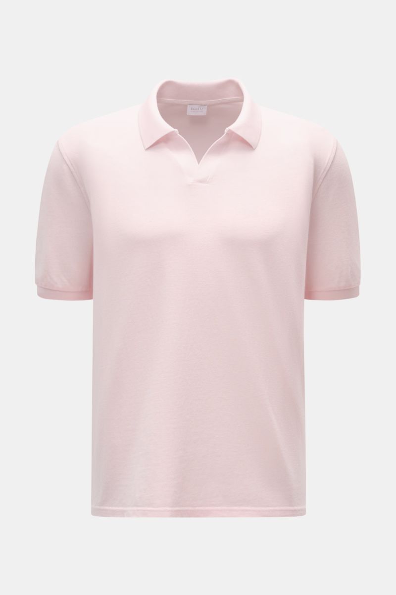 Vorne nah fotografiert: 04651/ A trip in a bag Poloshirt 'Johnny' rosé aus reiner Baumwolle mit offenem Kragen, Regular Fit, kurzen Ärmeln.
