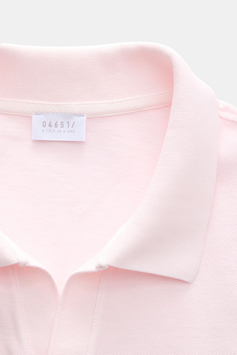 Nahaufnahme des Polokragens vom 04651/ A trip in a bag Poloshirt 'Johnny' rosé aus reiner Baumwolle mit offener Kragenleiste, fotografiert von oben.