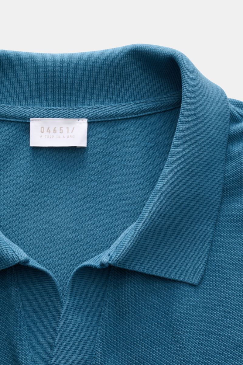 04651/ A trip in a bag Poloshirt 'Johnny' petrol aus reiner Baumwolle, offener Kragen, Regular Fit, Detailansicht Kragen und Label, leichte Piqué-Haptik.