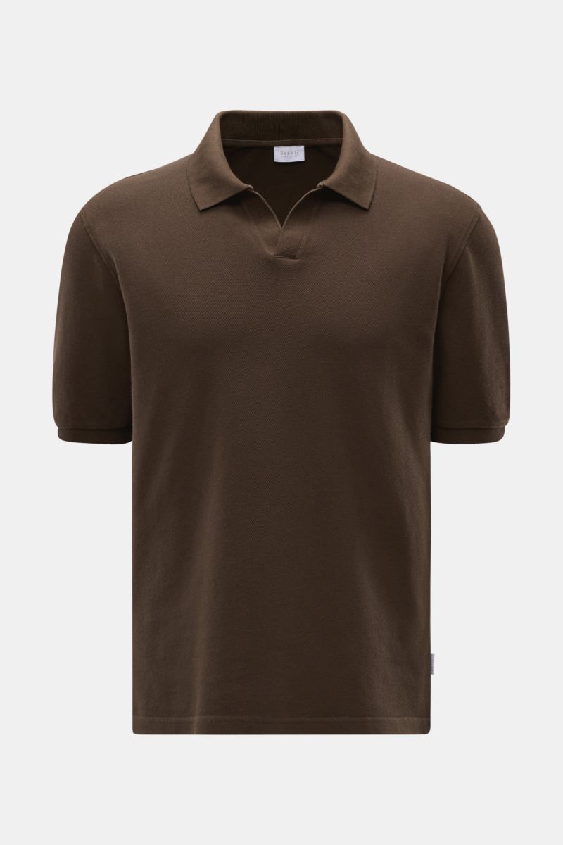 Front view of the 04651/ A trip in a bag Polo shirt 'Johnny' dark brown in pure cotton with open collar and short sleeves.

For relaxed casual looks: 04651/ A TRIP IN A BAG brings a relaxed summer vibe to your wardrobe with this pure cotton polo shirt 
