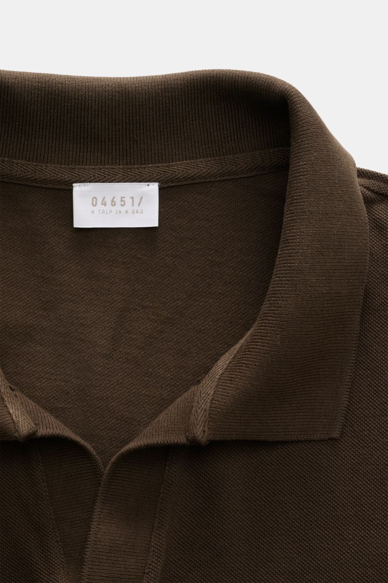Close-up front view of the collar and label of the 04651/ A trip in a bag Polo shirt 'Johnny' dark brown in pure piqué cotton.

For relaxed casual looks: 04651/ A TRIP IN A BAG brings a relaxed summer vibe to your wardrobe with this pure cotton polo sh