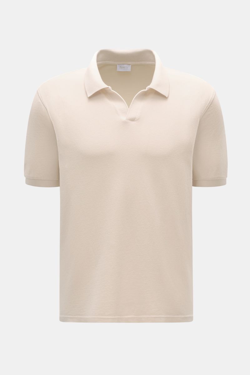 Front view of the 04651/ A trip in a bag Poloshirt 'Johnny' sand in pure cotton piqué with classic collar, open placket, and short sleeves.

Für lässige Freizeitlooks: 04651/ A TRIP IN A BAG bringt mit dem Poloshirt aus reiner Baumwolle und mit moderne