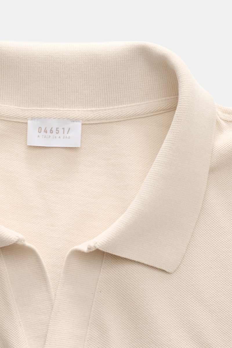 Close-up front view of the 04651/ A trip in a bag Poloshirt 'Johnny' sand showing collar and label, made of pure cotton piqué. 

Für lässige Freizeitlooks: 04651/ A TRIP IN A BAG bringt mit dem Poloshirt aus reiner Baumwolle und mit moderner, offener K