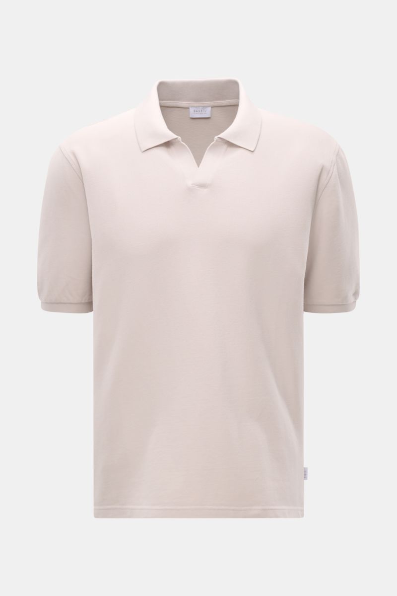 Front view of the 04651/ A trip in a bag Polo shirt 'Johnny' sand, a pure cotton polo with an open collar and comfortable cuffs.

For relaxed casual looks: 04651/ A TRIP IN A BAG brings a relaxed summer vibe to your wardrobe with this pure cotton polo 