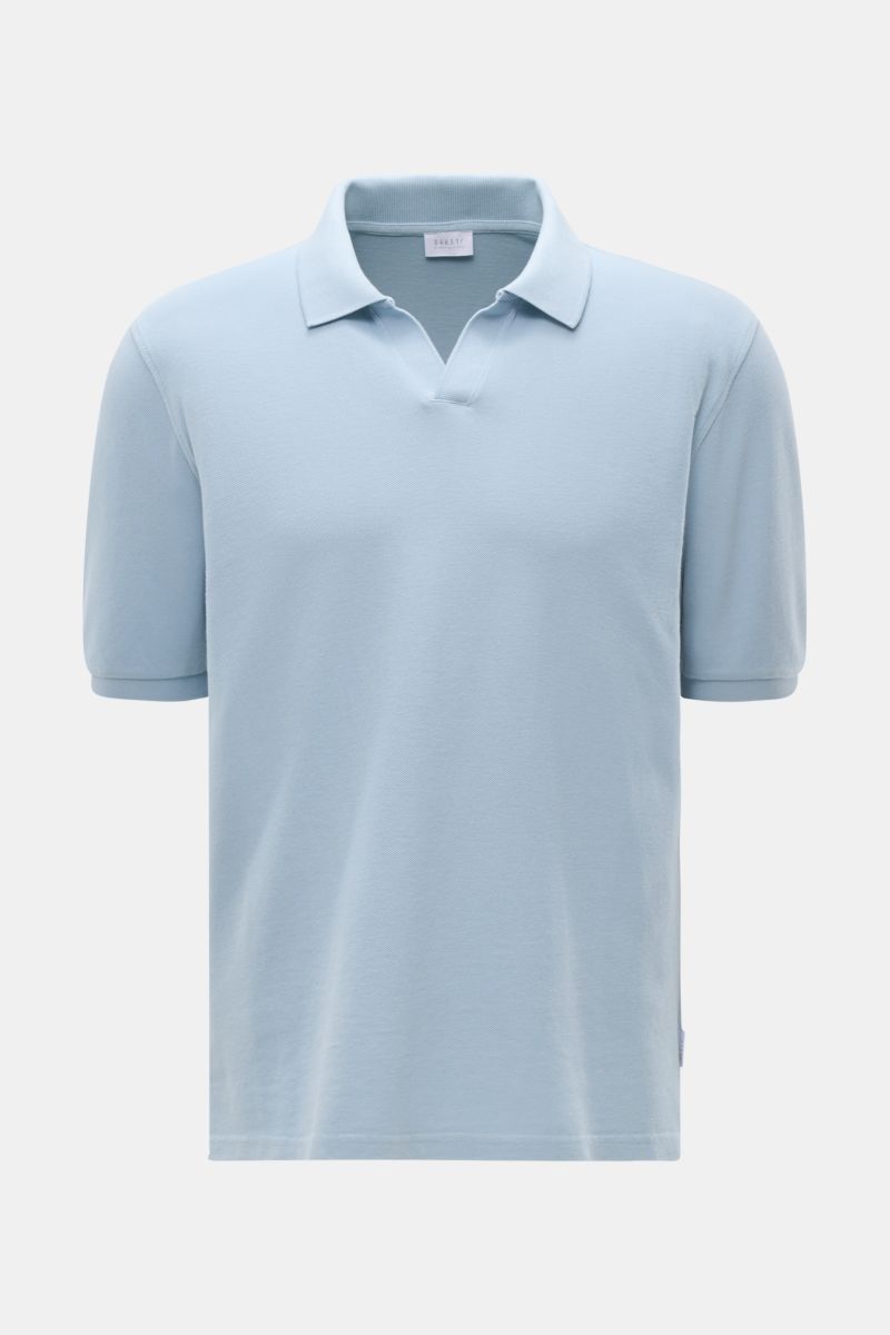 Front view of 04651/ A trip in a bag Polo shirt 'Johnny' smoky blue, pure piqué cotton, regular fit with classic open collar.

Description: For relaxed casual looks: 04651/ A TRIP IN A BAG brings a relaxed summer vibe to your wardrobe with this pure co