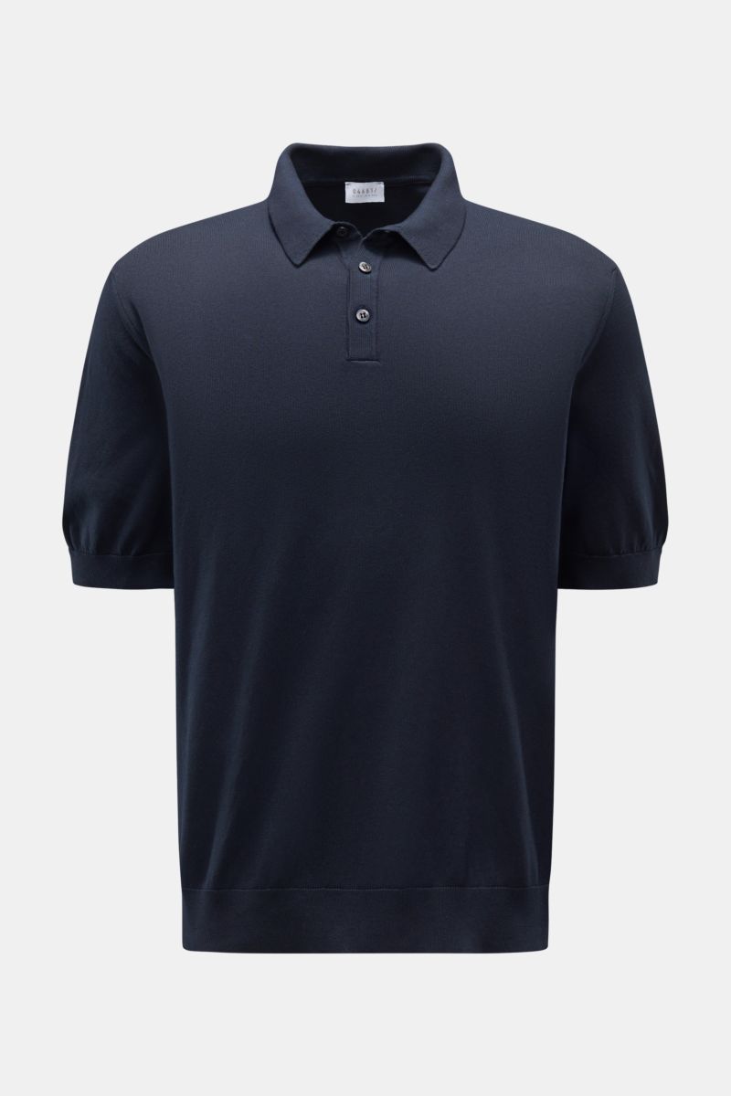 04651/ A trip in a bag Kurzarm-Strickpolo 'Pima Cotton' navy, frontale Ansicht, aus feiner Pima-Baumwolle, Slim Fit, Polokragen, Drei-Knopf-Leiste, flexible Rippbündchen.