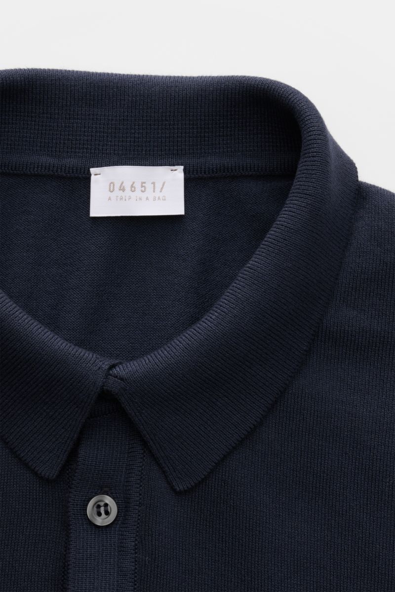 Nahaufnahme aus schräger Draufsicht des 04651/ A trip in a bag Kurzarm-Strickpolo 'Pima Cotton' navy aus feiner Pima-Baumwolle mit Slim Fit, Polokragen, Drei-Knopf-Leiste und flexiblem Rippbündchen.