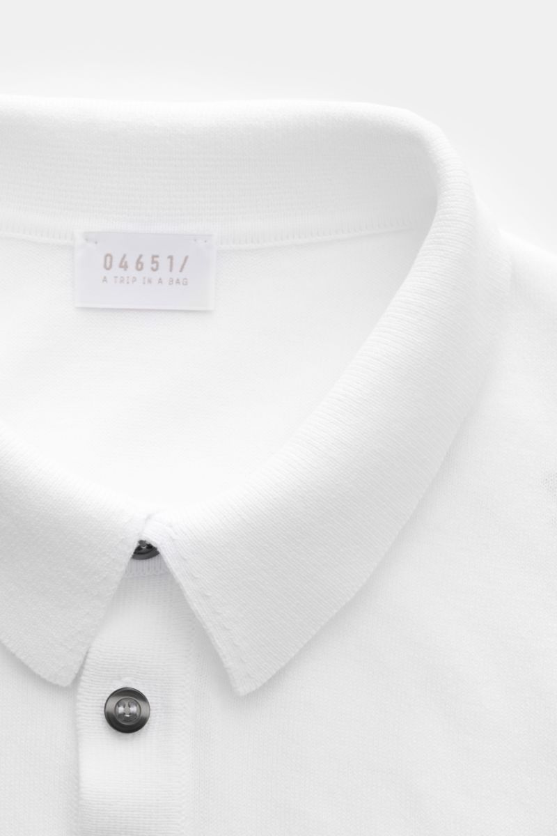 04651/ A trip in a bag Kurzarm-Strickpolo 'Pima Cotton' weiß, Nahaufnahme von Polokragen und Drei-Knopf-Leiste, feiner Pima-Baumwolle, Slim Fit.