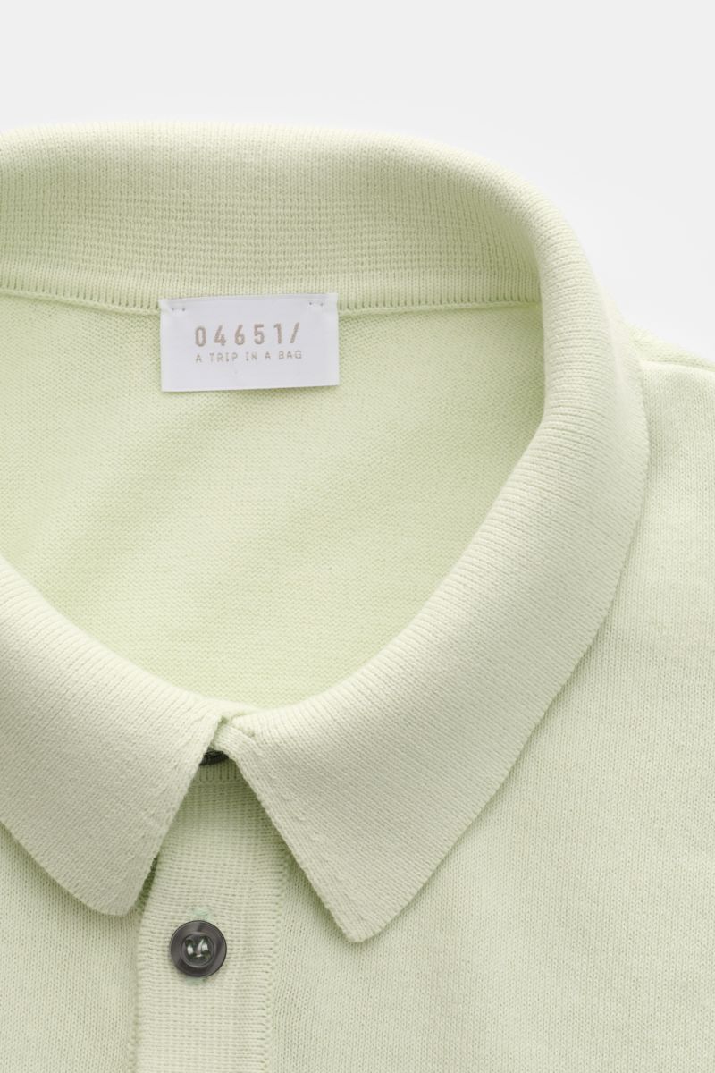 Close-up front view of 04651/ A trip in a bag Short sleeve knit polo 'Pima Cotton' pastel green collar and button placket.

Description: Made of fine Pima cotton, the soft knit polo 'Pima Cotton' with short sleeves by 04651 / A TRIP IN A BAG is perfect fo