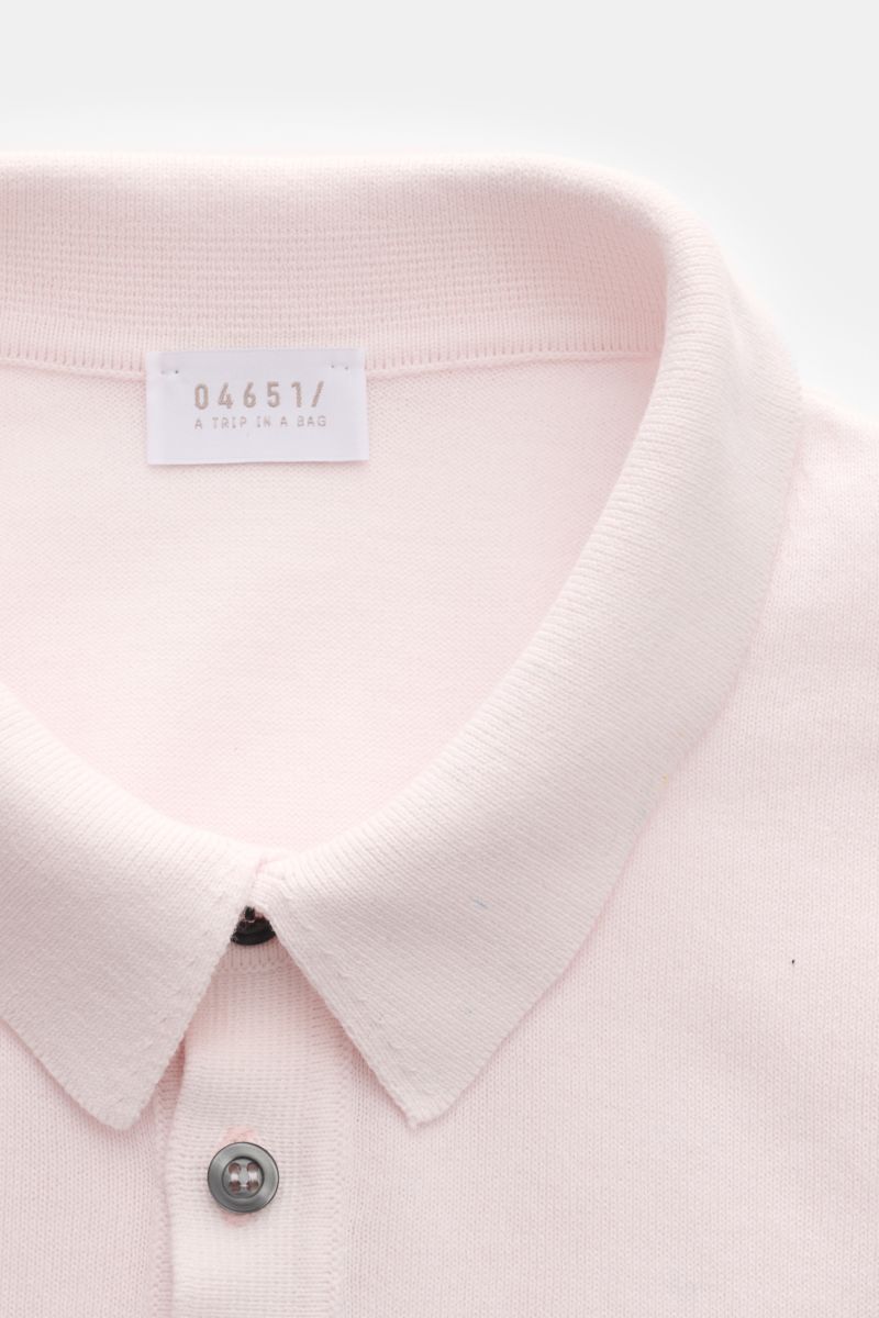 Close-up front view of the collar and top buttons of the 04651/ A trip in a bag Short sleeve knit polo 'Pima Cotton' rose.

Made of fine Pima cotton, the soft knit polo 'Pima Cotton' with short sleeves by 04651 / A TRIP IN A BAG is perfect for styling 