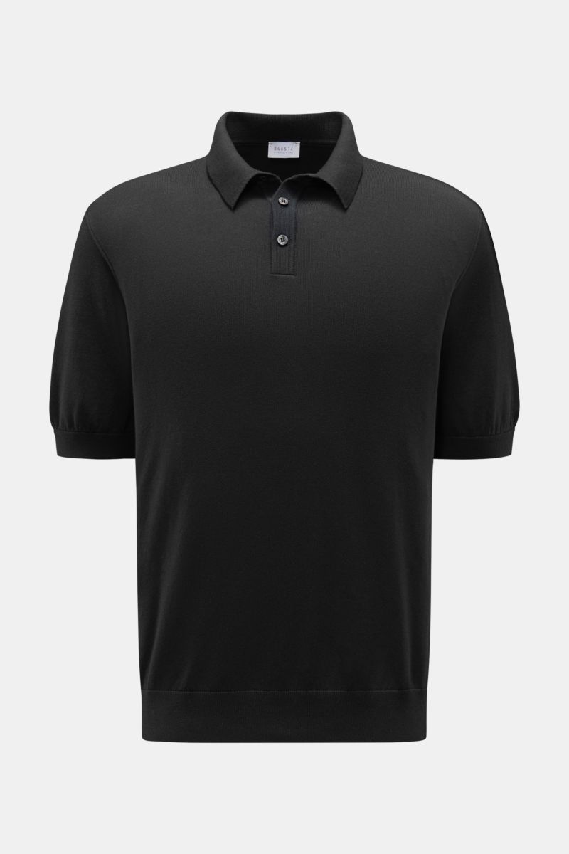 Frontale Nahaufnahme des schwarzen 04651/ A trip in a bag Kurzarm-Strickpolo 'Pima Cotton' aus feiner Pima-Baumwolle mit Slim Fit, Polokragen, Drei-Knopf-Leiste und flexiblen Rippbündchen.