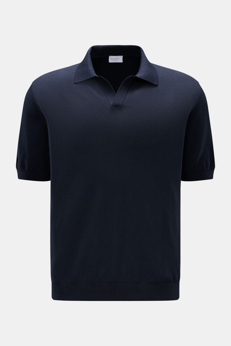 04651/ A trip in a bag Kurzarm-Strickpolo 'Johnny' navy, frontal fotografiert, reine Baumwolle, weicher Griff, feines Strickbild, Regular Fit, Polokragen, Rippbündchen.